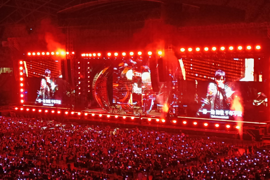 璀璨星光耀狮城！OD·综合体育LED屏、荧光棒点燃周杰伦新加坡演唱会！